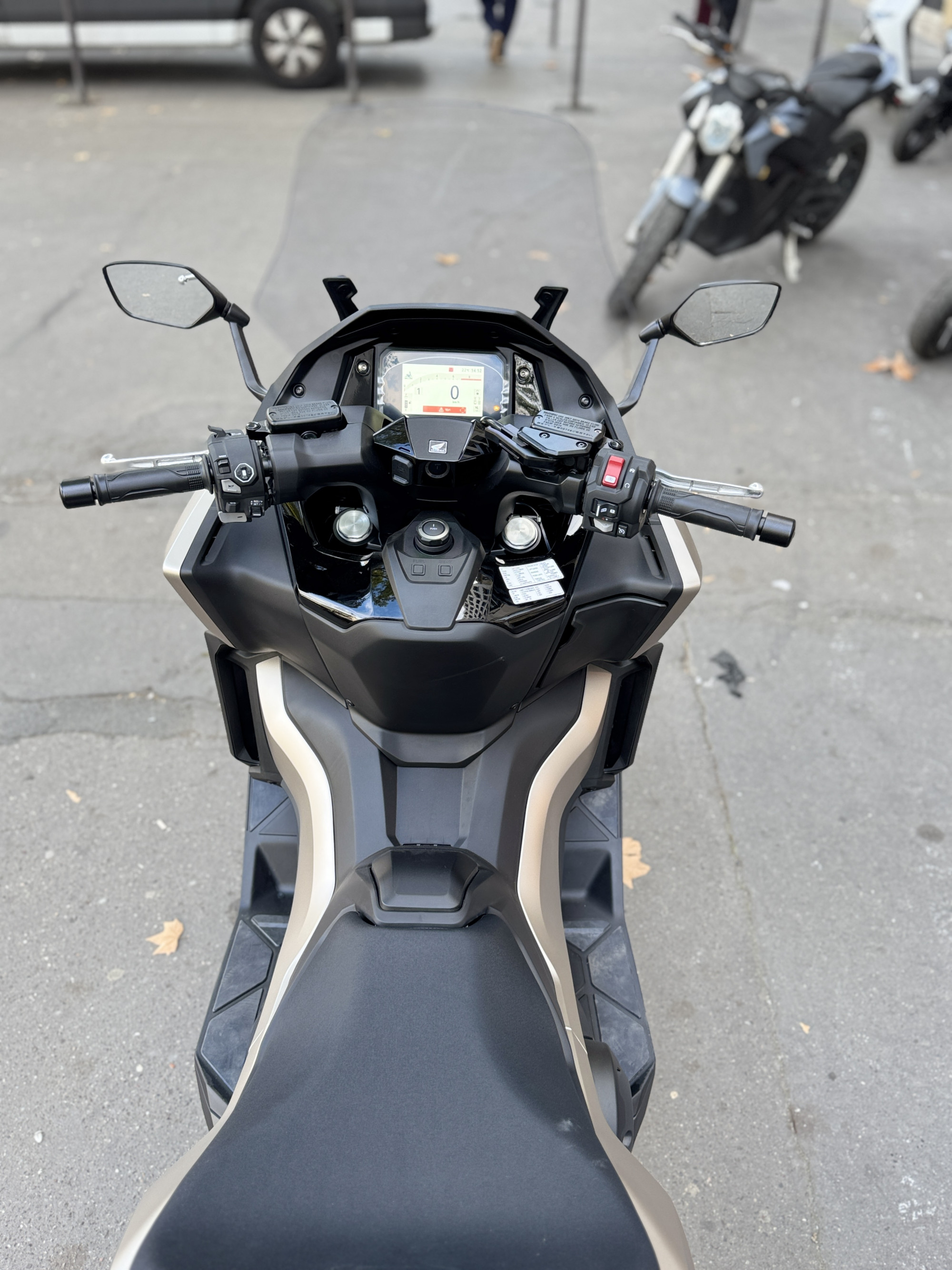 HONDA NSS FORZA 750 - BEIGE - 1 KMS - 10900 € - MEC 10/2026 - REFHN429DZ