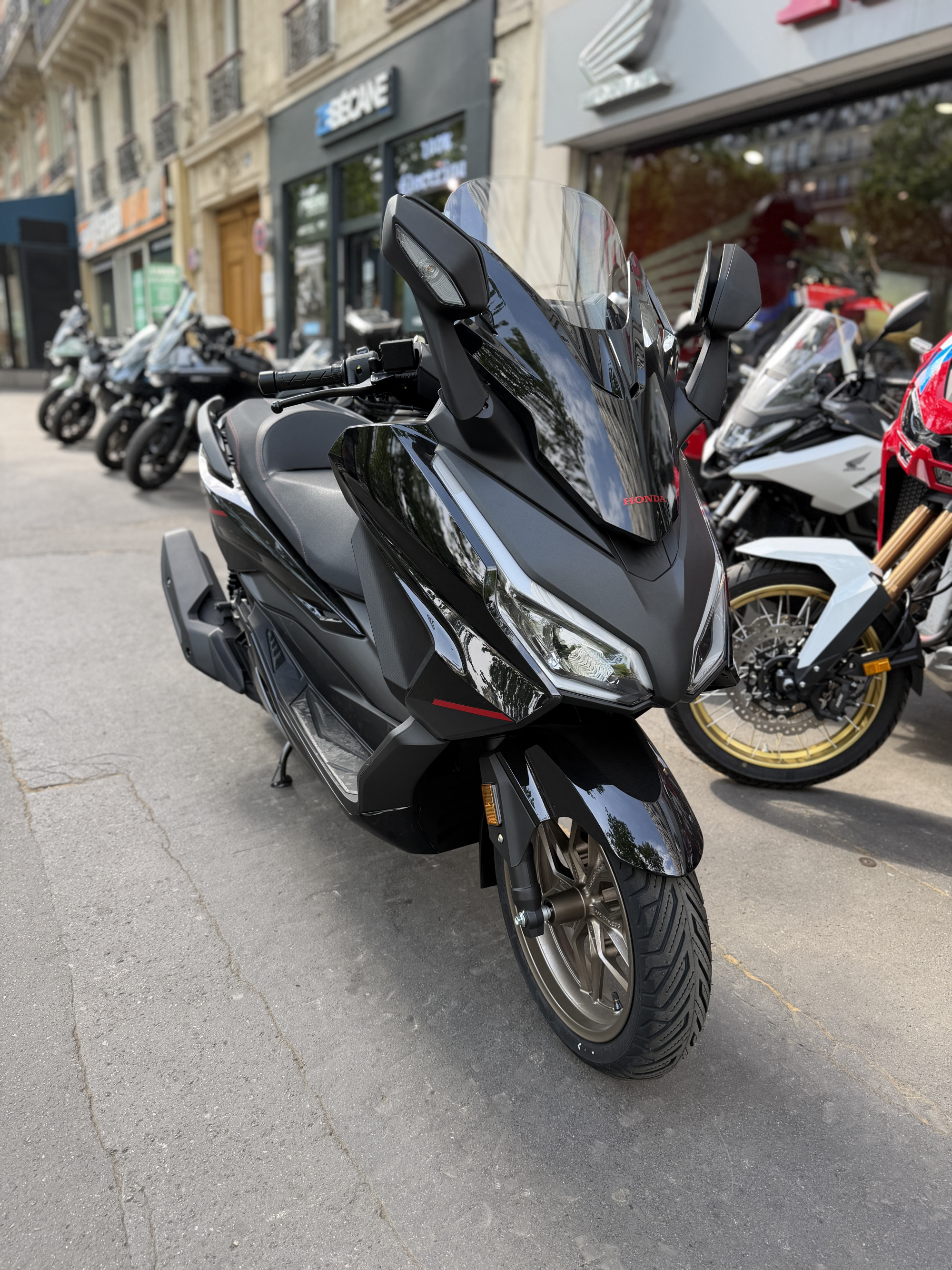 HONDA NSS125 FORZA SE - ETAT NEUF - 499KM- 4999€ - NOIR - MEC 01/2026