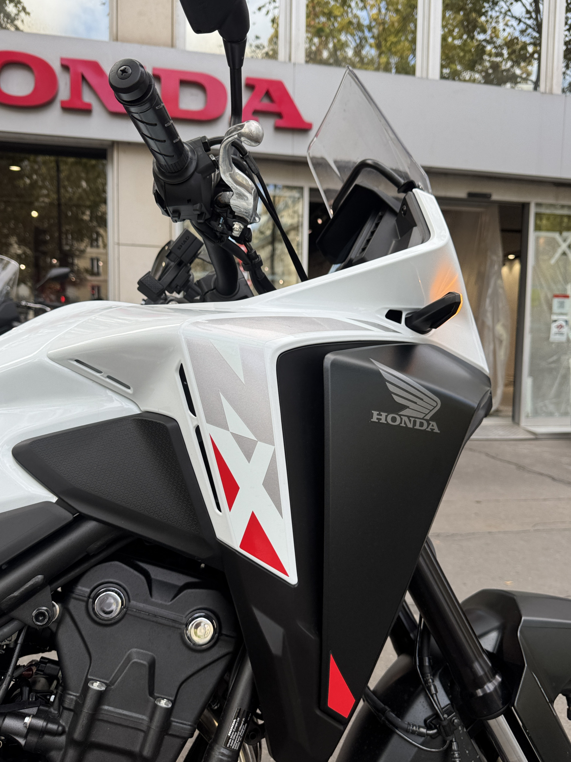 HONDA NX 500 - BLANC - 6490 € - 2709 km - MEC 01/2026 - REF HH551WW